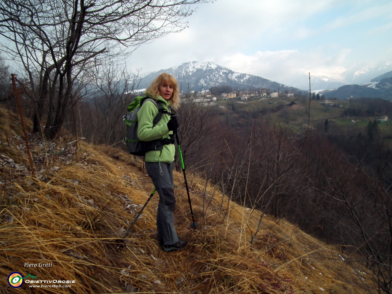 15 Sullo sfondo Corone e il Monte Castello.JPG